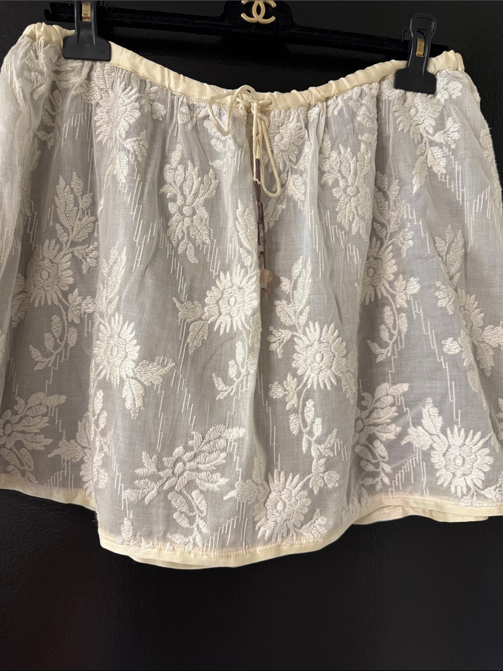 Ruehl No. 925 white embroidered mini skirt lined